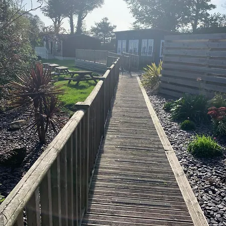 19 The Maples * Grampound